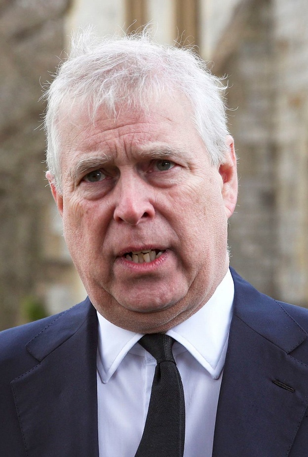 الأمير أندرو المحبط يقضي معظم وقته في المنزل أمام التلفاز