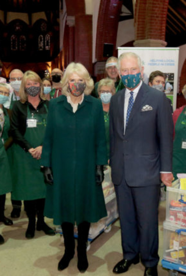 الأمير تشارلز وزوجته يثنيان على المتطوعين في بنوك الطعام