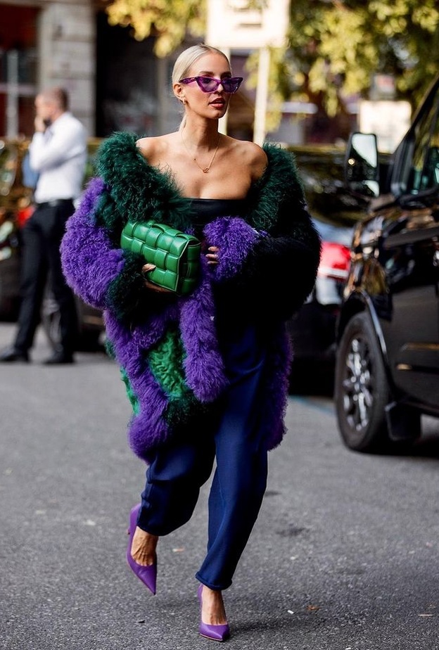 أفكار تنسيق المعطف الفرو- Leonie Hanne بمعطف فرو متعدد الألوان من Emporio Armani