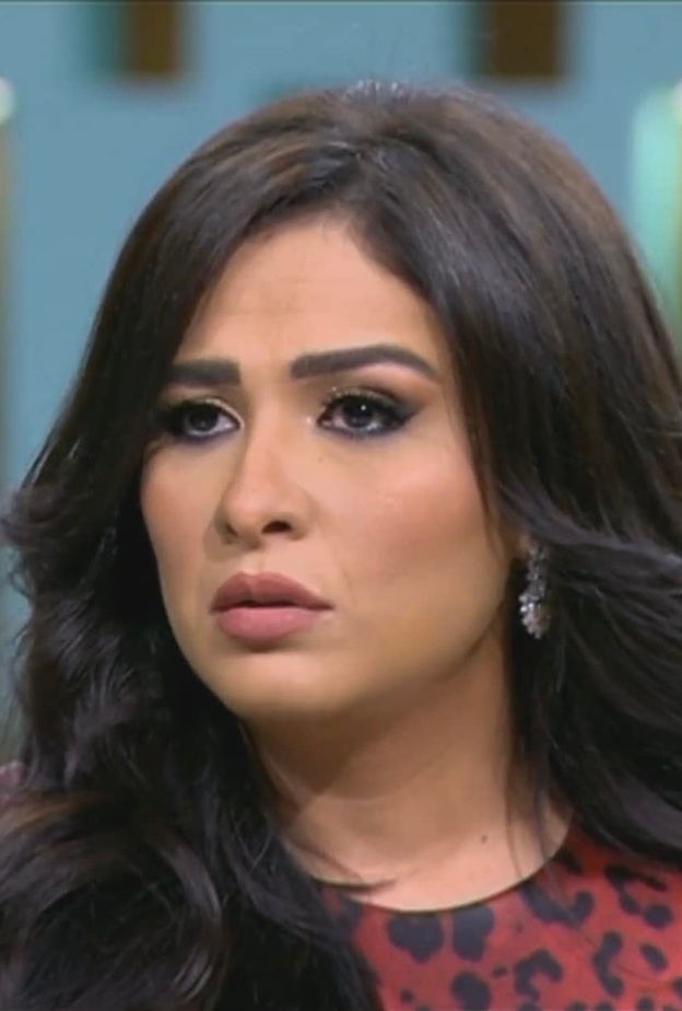 شقيق ياسمين عبد العزيز يثير لغطاً بعد تجاهلها لدوره بأزمتها الصحية في حلقتها مع منى الشاذلي