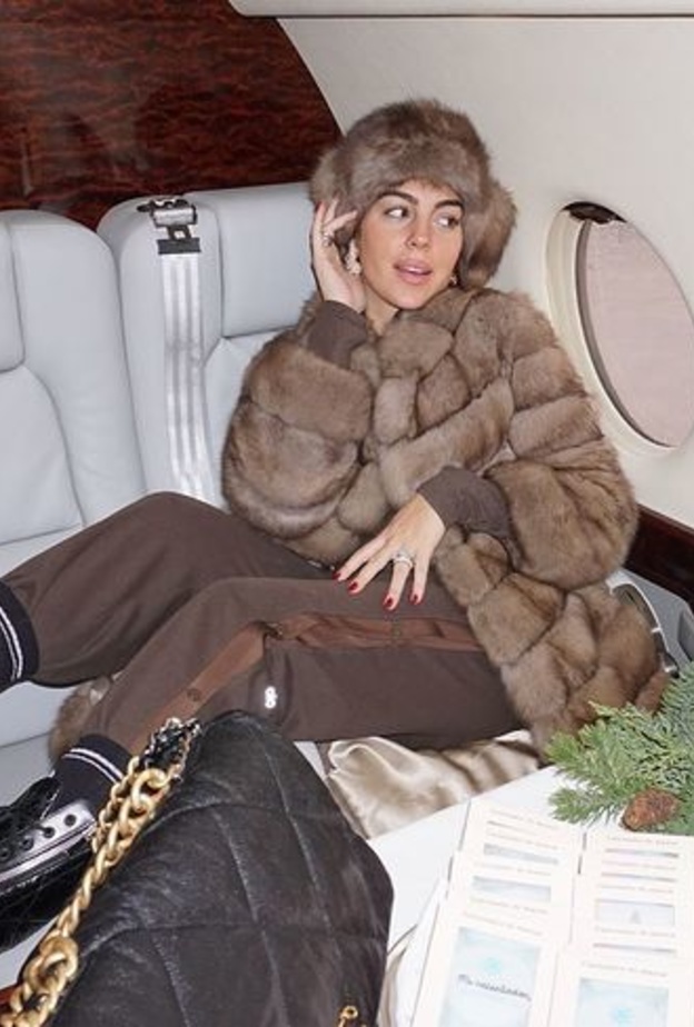 من إطلالات جورجينا رودريغيز المميّزة لها في الطائرة أثناء توجهها إلى الثلج