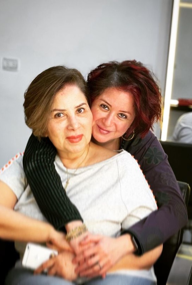 مي نور الشريف بـ لون شعر جريء وتنافس والدتها بوسي