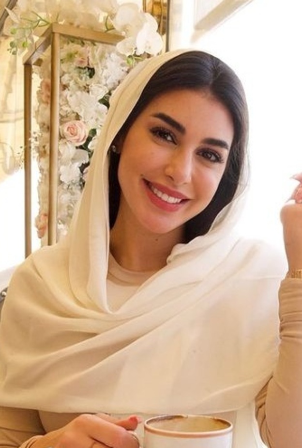  ياسمين صبري تتألق بمكياج ناعم مع الحجاب في أحدث ظهور لها