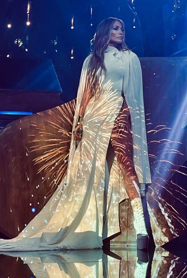 إطلالة جنيفر لوبيز خارجة عن المألوف بموضة اللون الأبيض