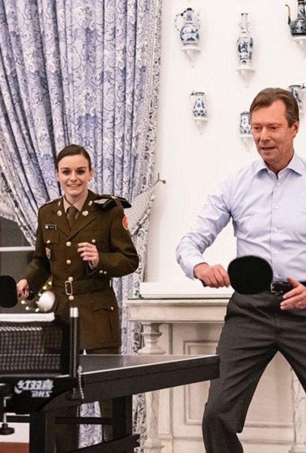 دوق لوكسمبورغ الأكبر يلعب تنس الطاولة مع أصحاب الميدليات البرونزية