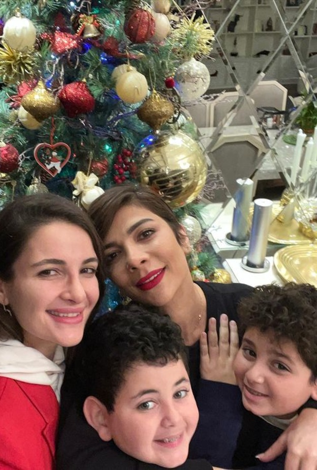 صور عائلية مبهجة للنجوم في وداع نهاية عام 2021