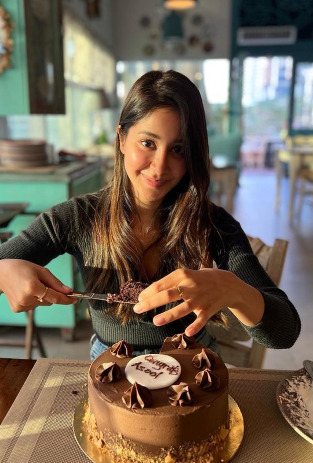  أسيل عمران تحتفل بإنجازاتها للعام 2021