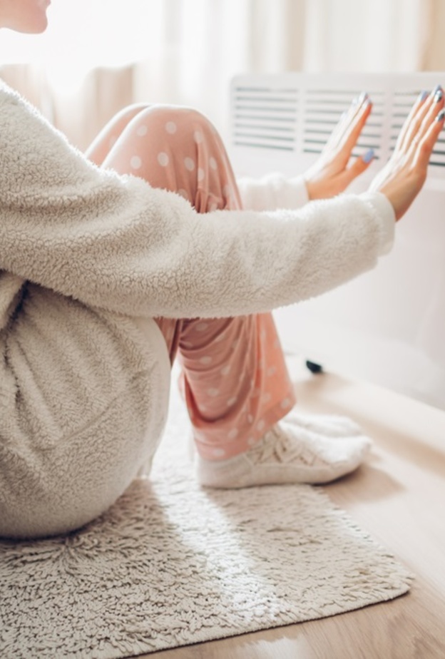 5 مشاكل صحية وراء برودة الأقدام الدائمة في الشتاء