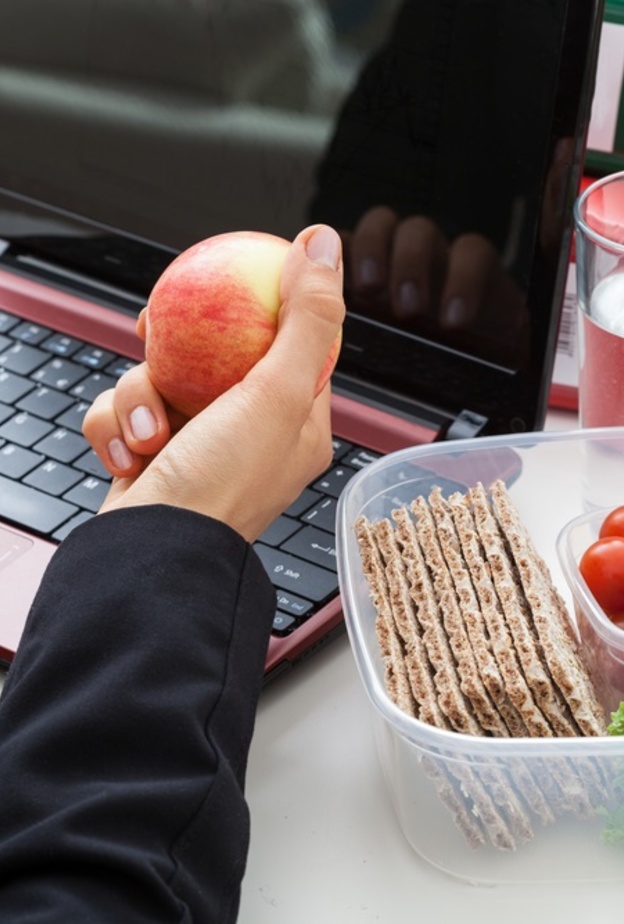 7 نصائح ذهبية لتناول الطعام اثناء العمل