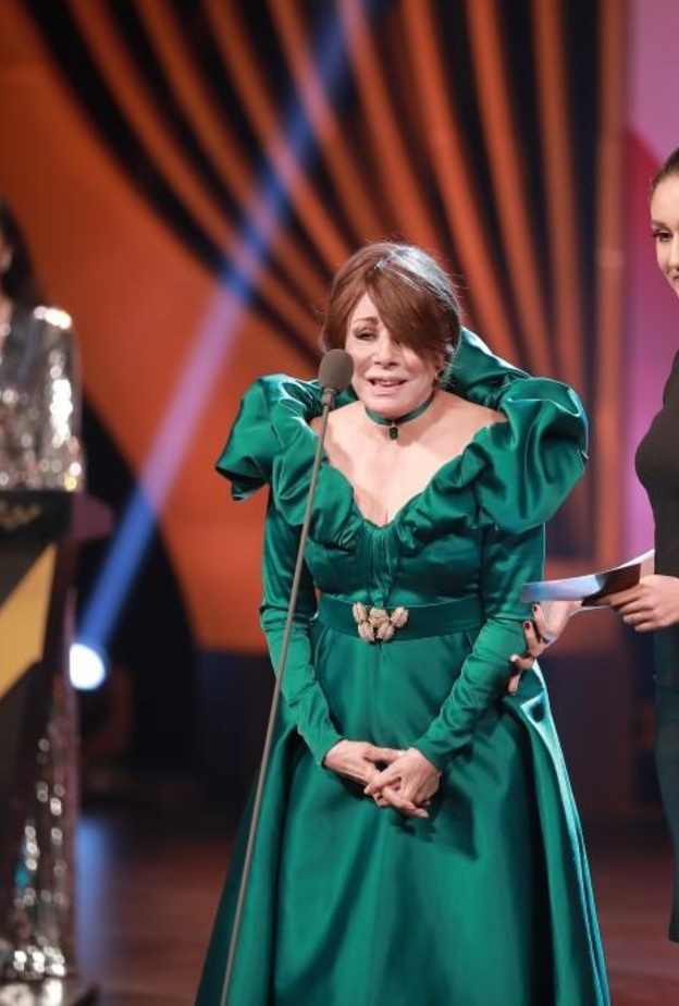 لبنى عبد العزيز