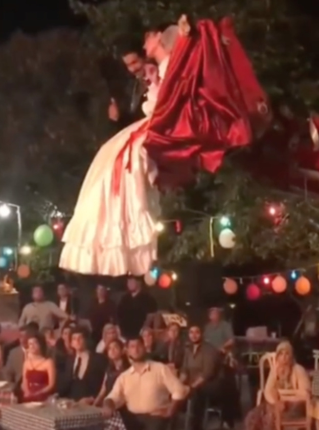 عروسان يستخدمان جرار للذهاب إلى حفل زفافهما.. شاهدوا النتيجة المؤلمة