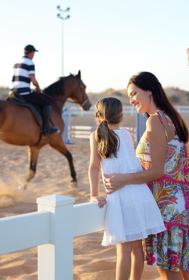 مركز الوادي للفروسية والمغامرات.. عش أجواء المغامرة وأطلق لطموحك العنان في قلب الصحراء