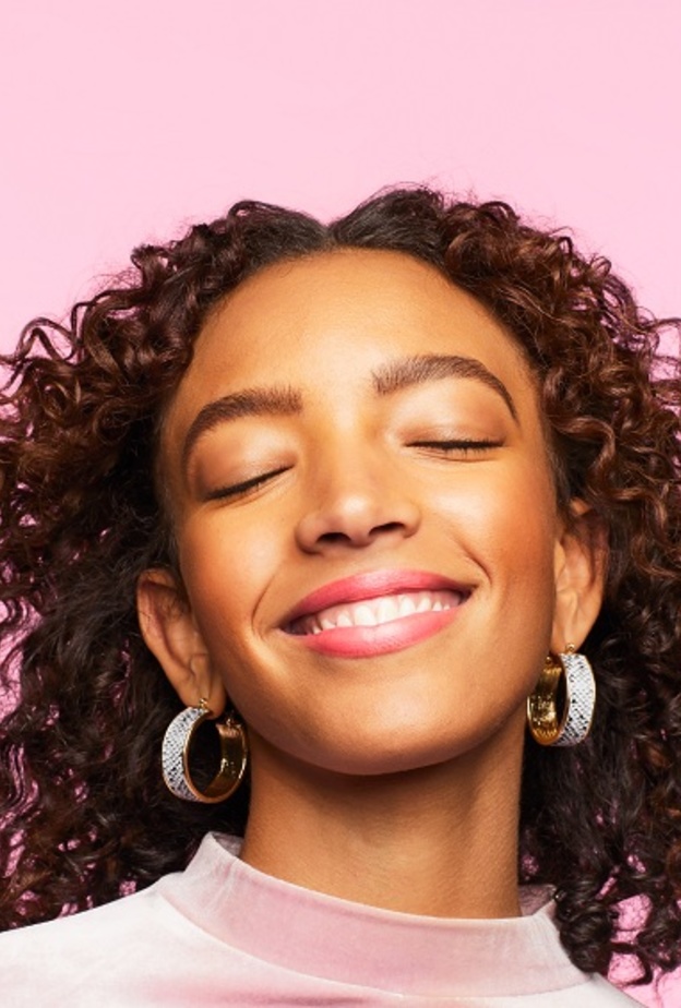 مستحضرات الماكياج الضرورية لإطلالة شتوية مثالية مع  Benefit Cosmetics