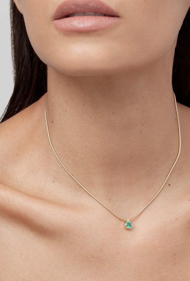 احصلي على إطلالة يومية جذابة وراقية مع قلادات الزمرد