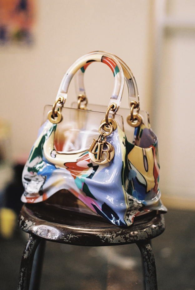 "ديور" في تعاون فني جذاب يحول حقيبة "ليدي ديور" إلى عمل فني فريد مع أنتونين هاكو