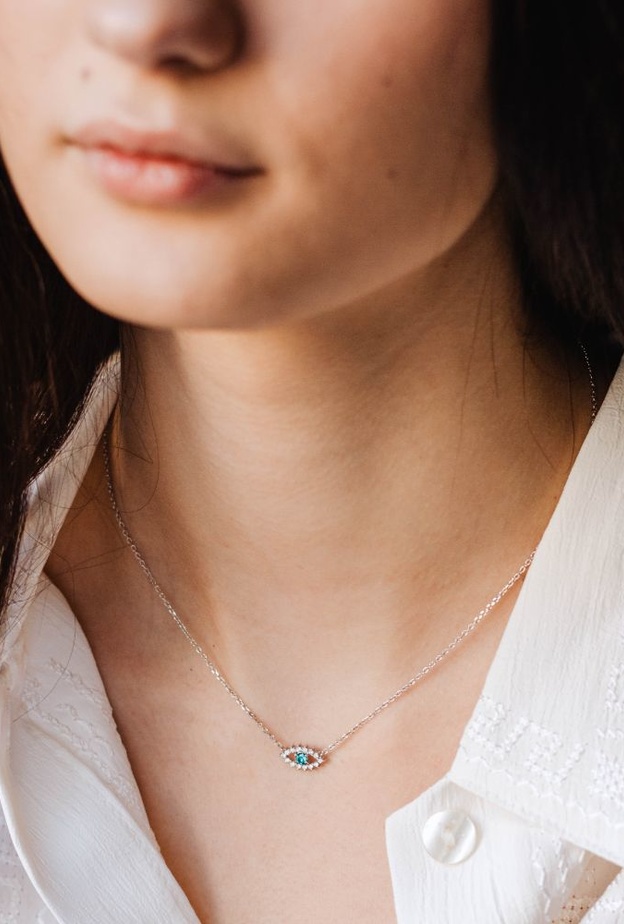 مجوهرات مبهرة بالماس الأزرق لإطلالة كاجوال جذابة