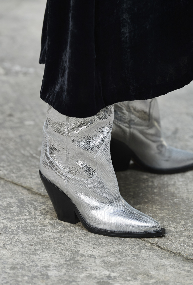 أجمل صيحات أحذية الميتاليك لإطلالة جريئة في شتاء 2022