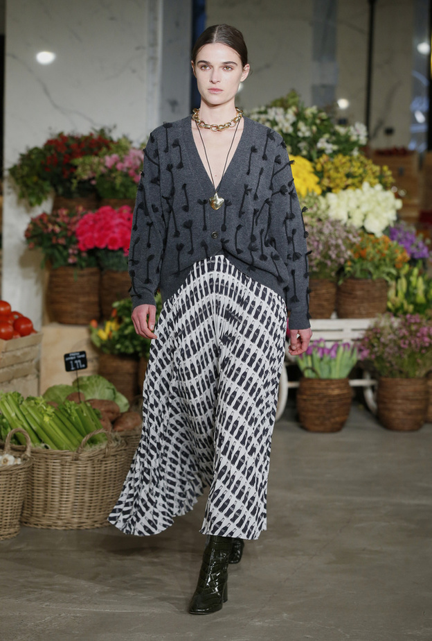 تنسيق الكنزات الصوفية مع التنانير لإطلالات شتاء 2022