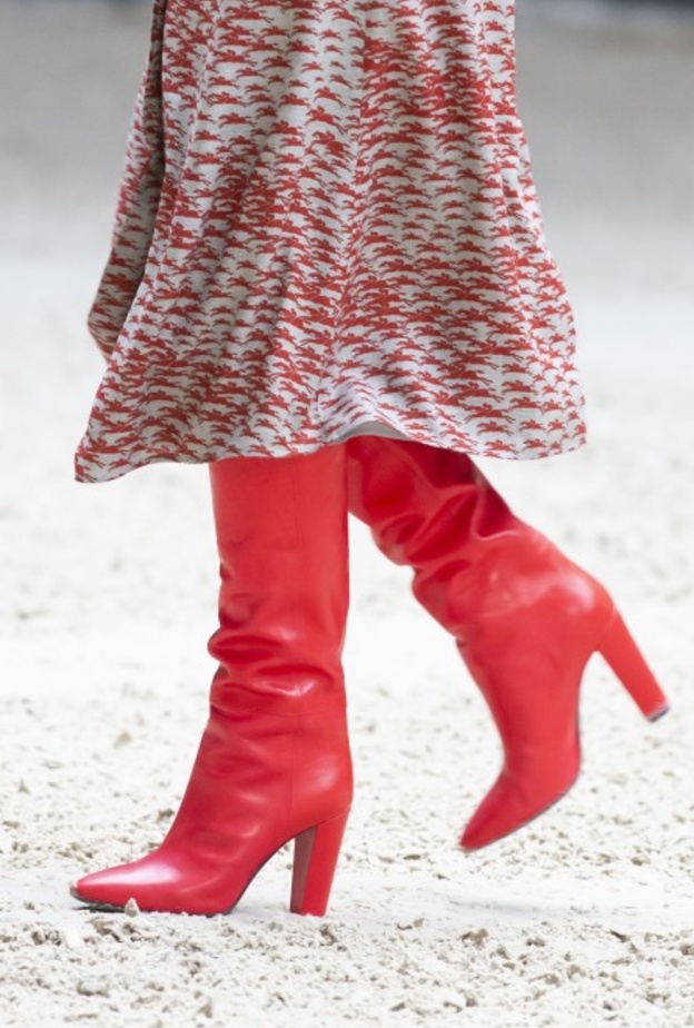 موديلات شنط وأحذية باللون الأحمر لحفلات رأس السنة 2022