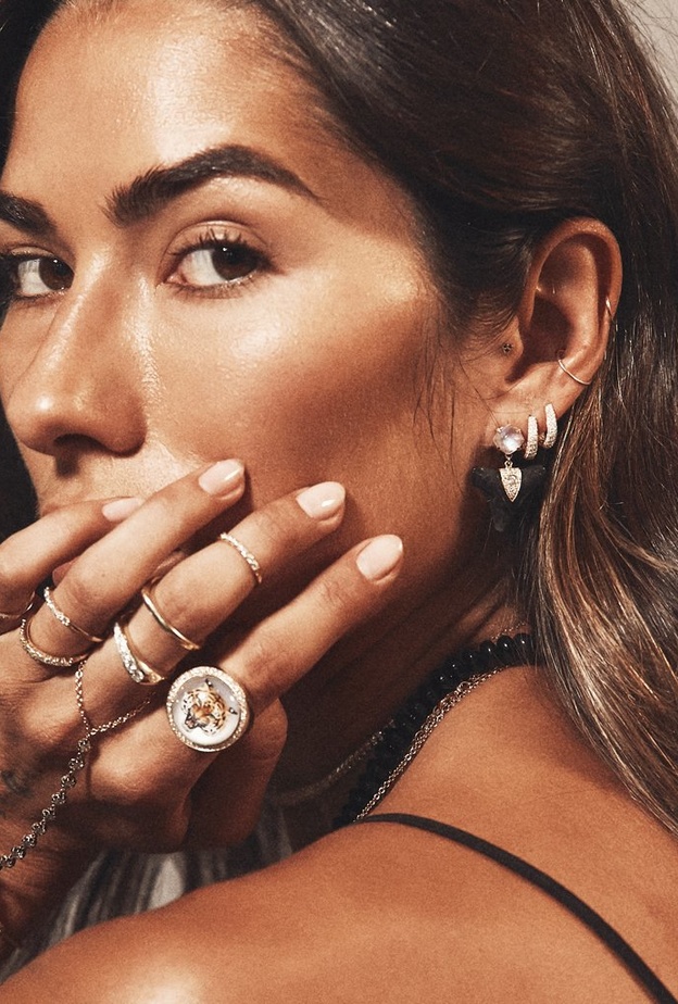 تألقي بالأقراط المرصعة بأحجار القمر