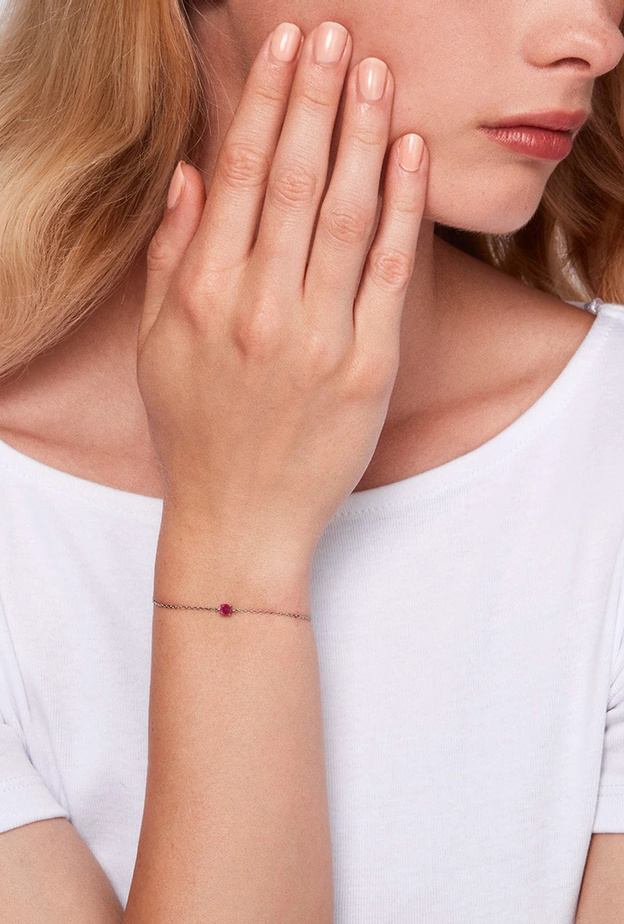 تأنقي بالياقوت الأحمر لإطلالة يومية ساحرة