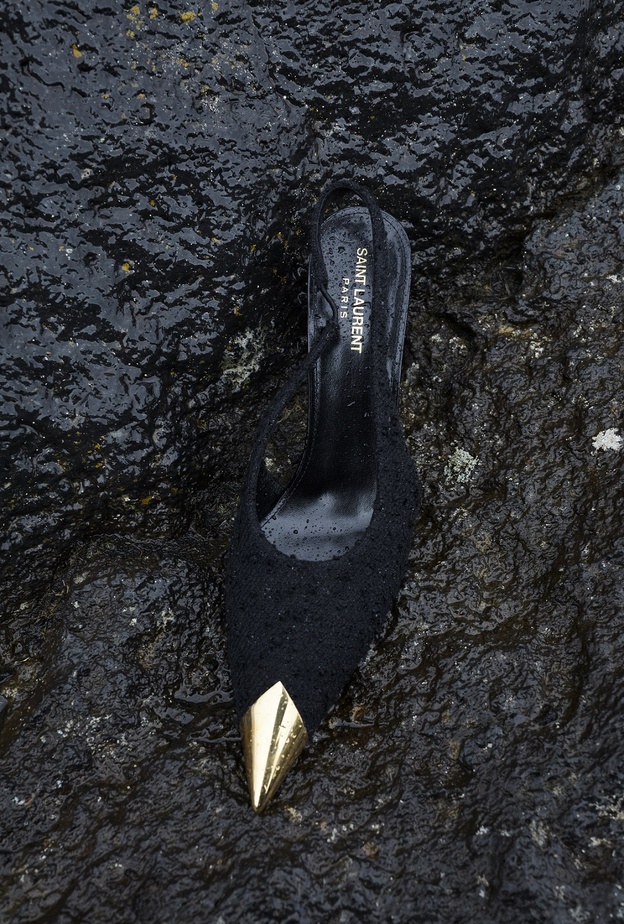 حذاء ڨيسبر بامب 90 ملم مكشوف من الخلف مصنوع من قماش التويد باللون الأسود مع شكل مثلث معدني ذهبي من الأمام 