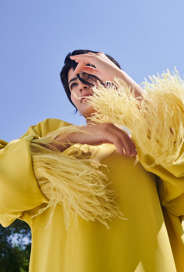 جلسة تصويرية خاصة ب "هي" مع ميلا الزهراني تضفي نسمة فرح لفساتين مناسبات نهاية العام