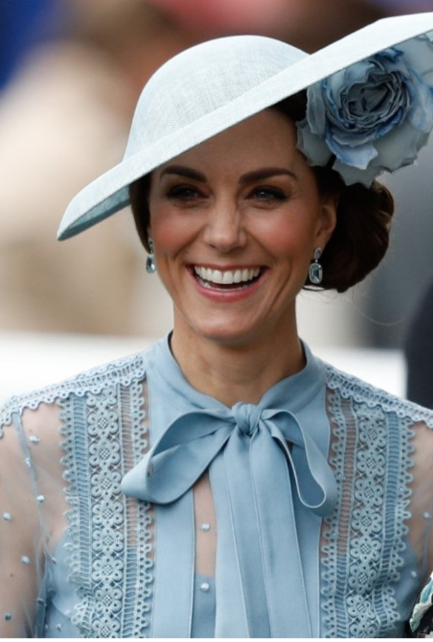 كيت ميدلتون ترتدي أحد مجوهراتها الملكية المرصعة بحجر التوباز 