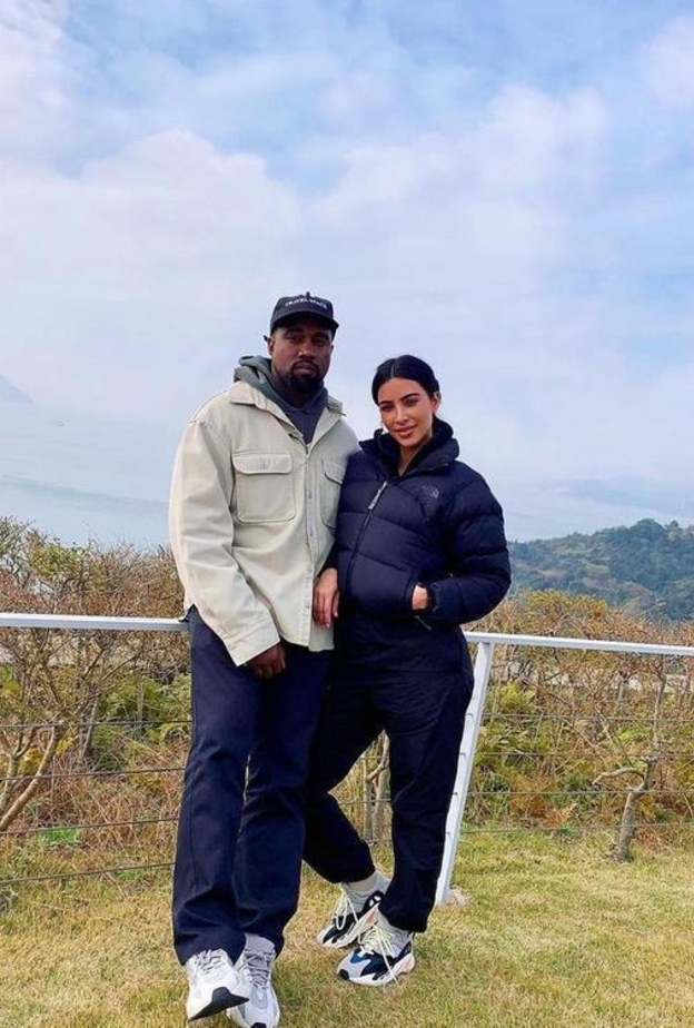 كيم كارداشيان تروج لحفل كاني ويست 