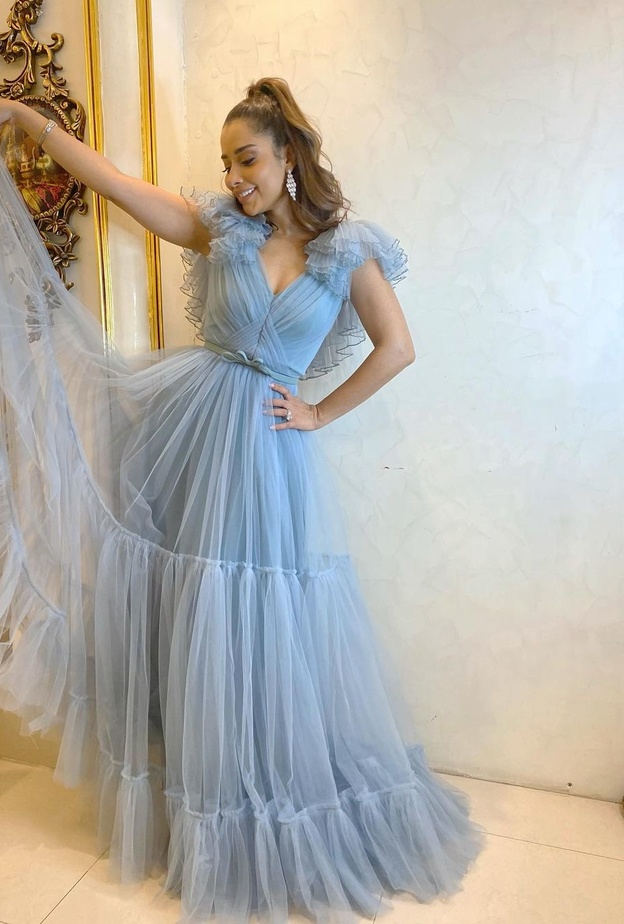 بلقيس تتألق في إطلالة ناعمة هادئة بالأزرق السماوي 