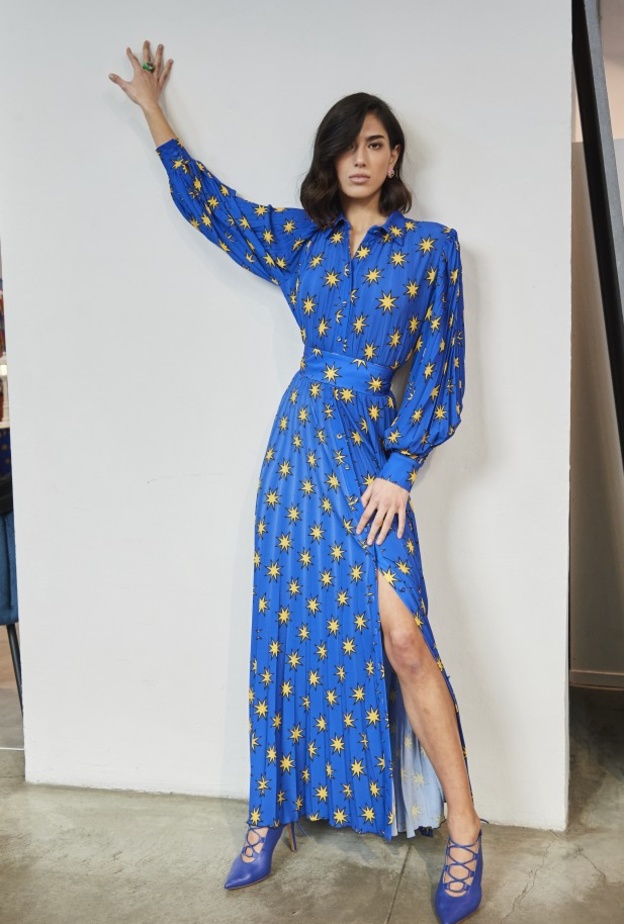 موضة ألوان الشتاء 2022-فستان باللّون الأزرق النيلي من Alessandro Enriquez