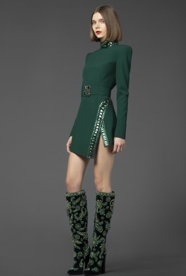 ألوان خريف وشتاء 2022- إطلالة باللّون الأخضر الساحر من Andrew GN