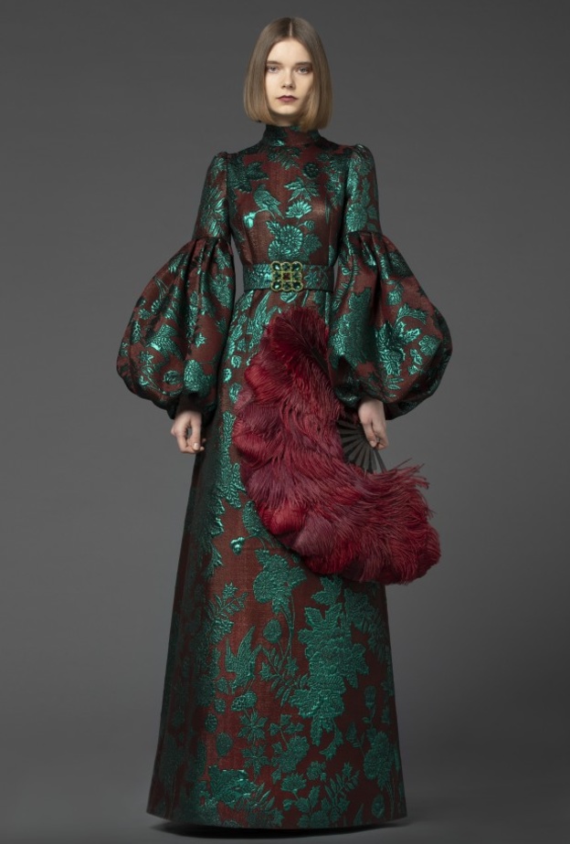 أزياء تناسب المرأة العربية- فستان بنقشة معرقة باللّونين الأخضر والأحمر القاتم من Andrew GN