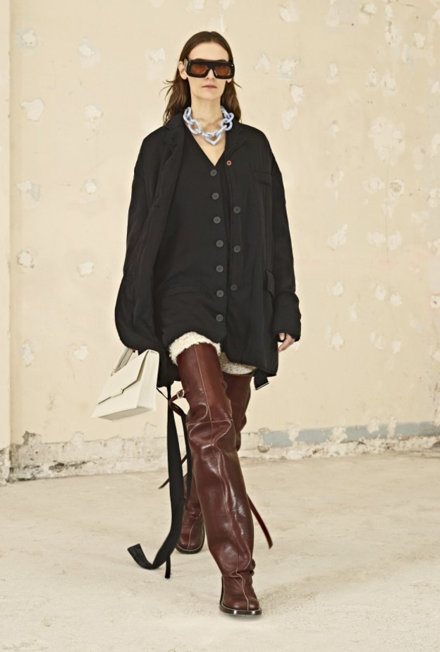 تنسيق جزمة بساق عالية باللّون البني الداكن بإطلالة من Acne