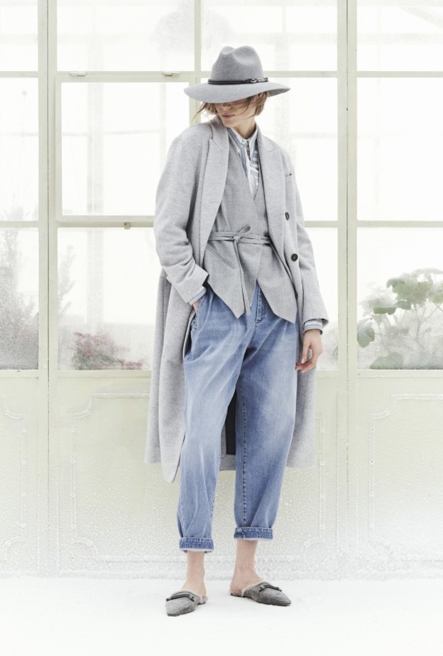 تنسيق سروال الدنيم مع اللّون الرمادي من Brunello Cucinelli