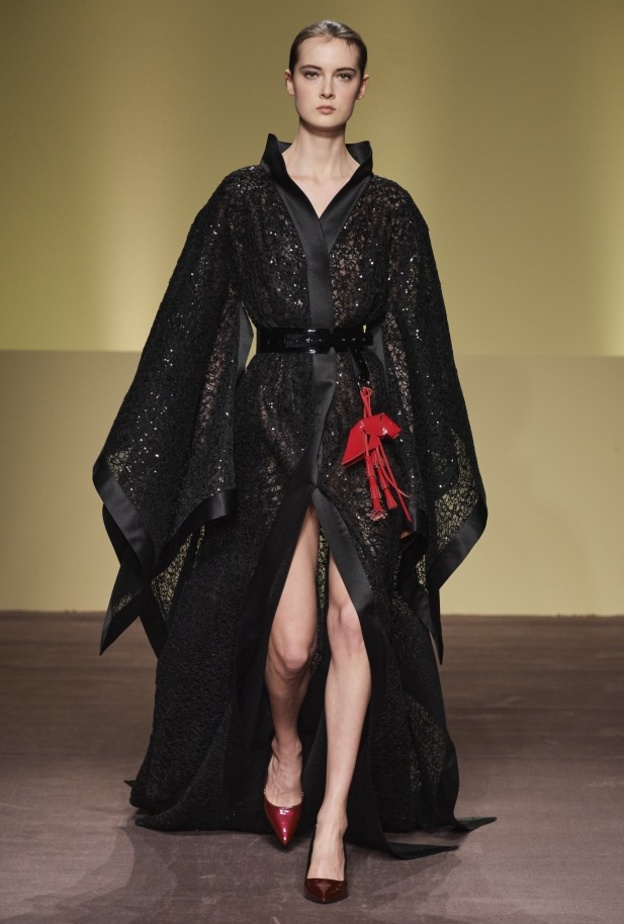 تنسيق أزياء بالّلونين الأسود والأحمر من Budapest Collection 