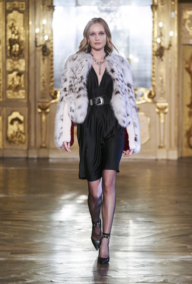 أفكار رائعة لتنسيق الجاكيت الفرو القصير لإطلالة شتوية أنيقة