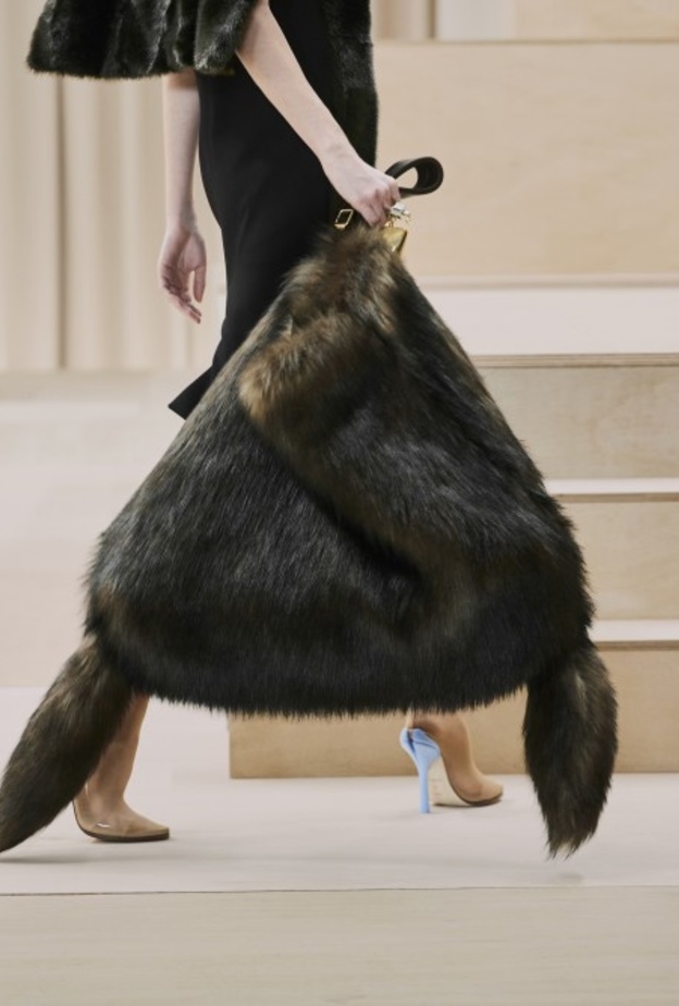 موديلات حقائب يد 2022- حقيبة يد كبيرة الحجم فرو من Burberry