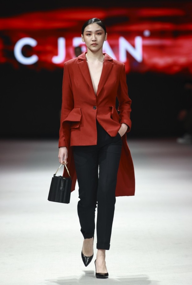 تنسيق إطلالات رسمية- إطلالة رسمية بنكهة عصرية لافتة من C Jean