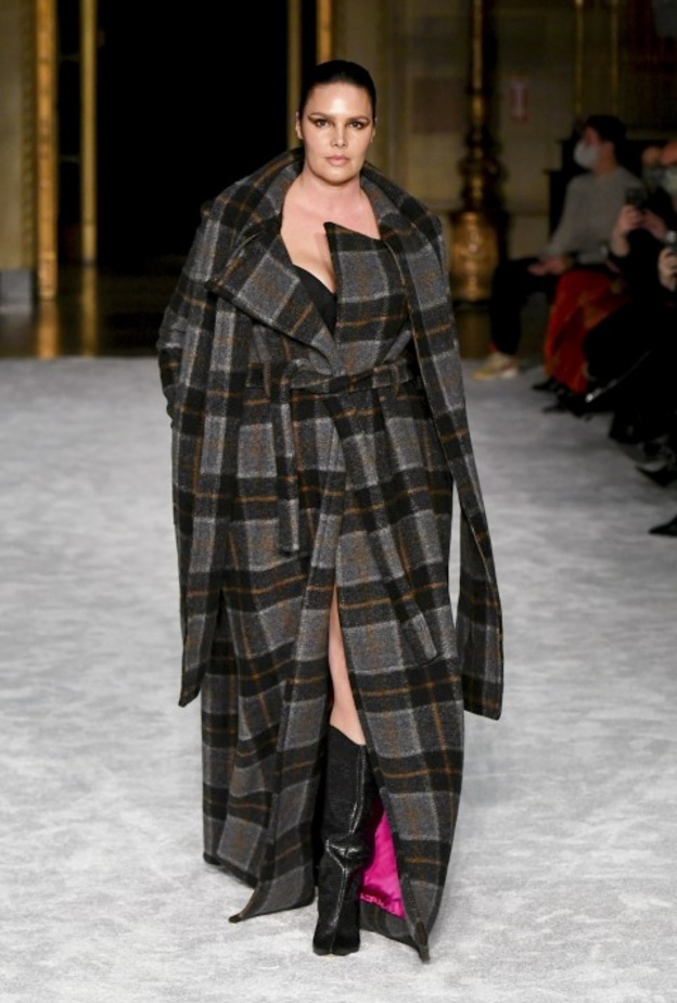 أزياء بنقشة الكارو- إطلالة بالكارو مميّزة من Christian Siriano