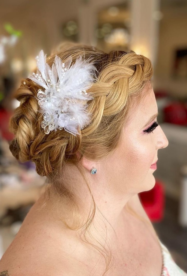 أفكار رائعة لتصفيفات شعر مرفوع لأعلى ومزين بالشرائط للعرائس