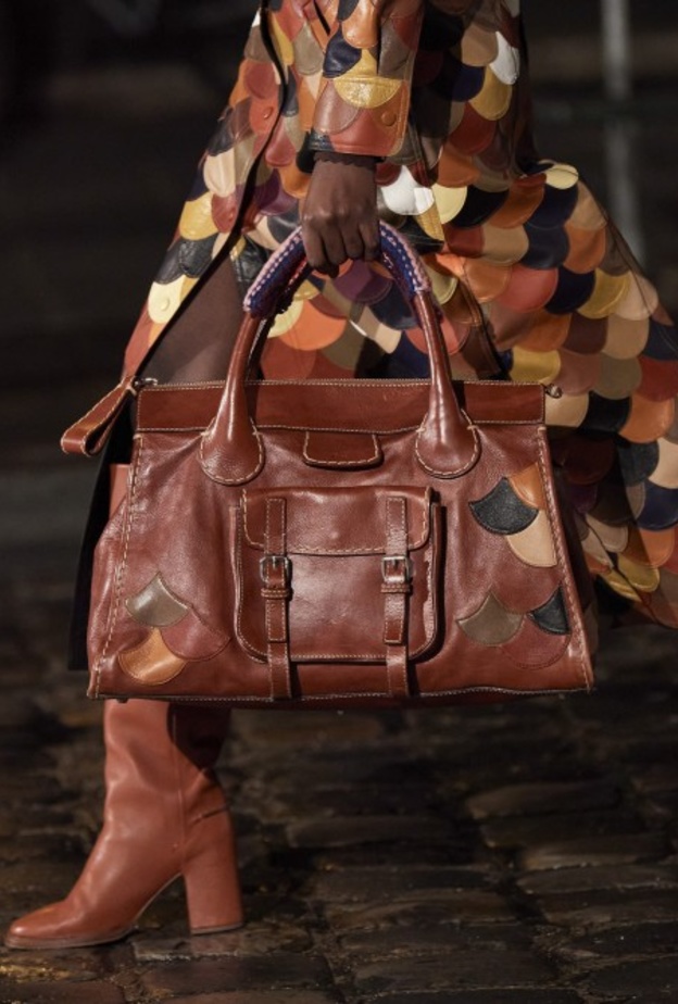 موديلات حقائب يد مميزة بدرجات اللون البني الدافئة