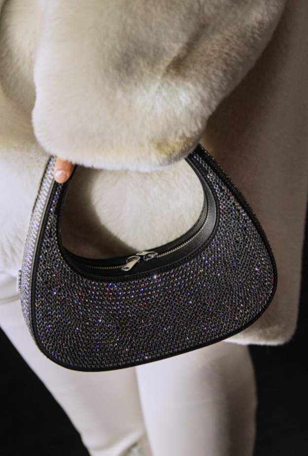 موديلات حقائب يد صغيرة- حقيبة يد لماعة سوداء من Coperni