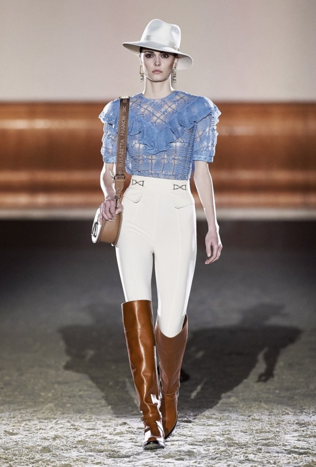 تنسيق سروال أبيض مع اللّون الأزرق من Elisabetta Franchi