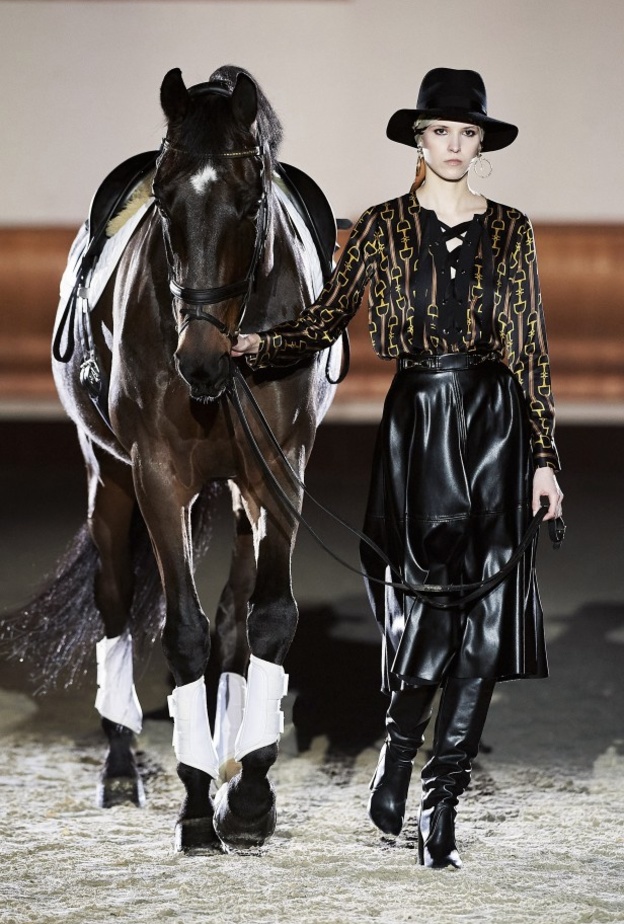 تنسيق التنورة الميدي بأسلوب مميّز من Elisabetta Franchi