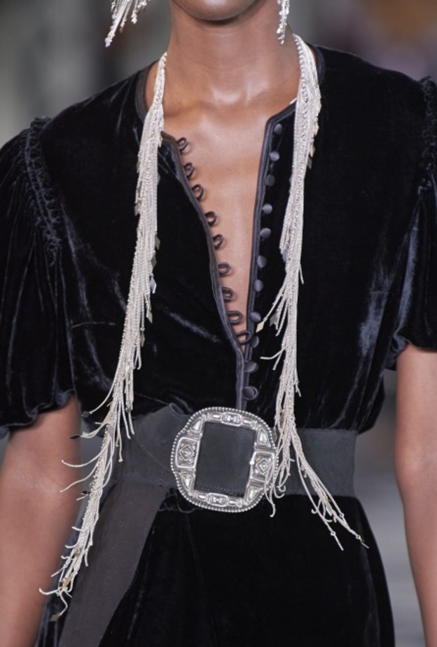 طرق تنسيق أحزمة بمشبك كبير من Etro مع فستان مخمل أسود ضيق