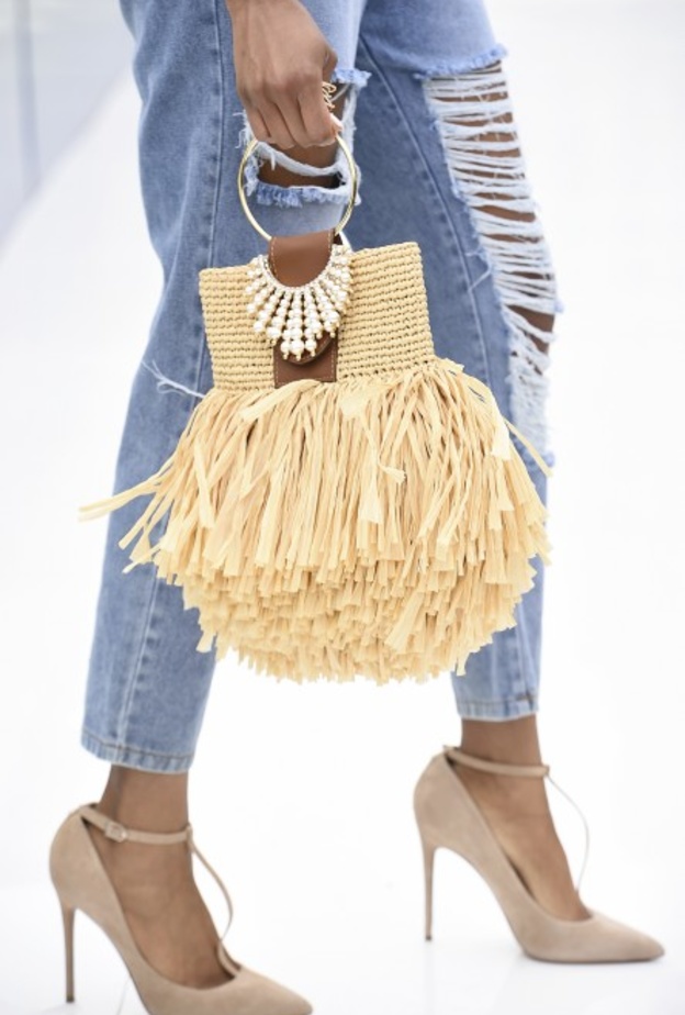 موديلات حقائب يد بشراشيب- حقيبة يد بشراشيب منسدلة مميّزة باللّون البيج من Flying solo