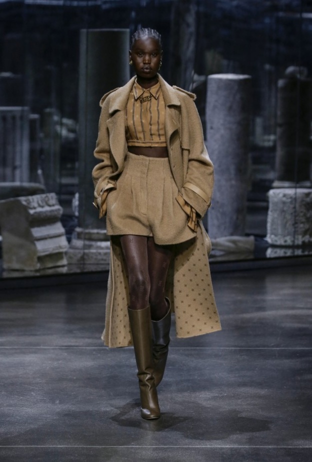 إطلالة مميّزة كاملة بألوان النيود من Fendi