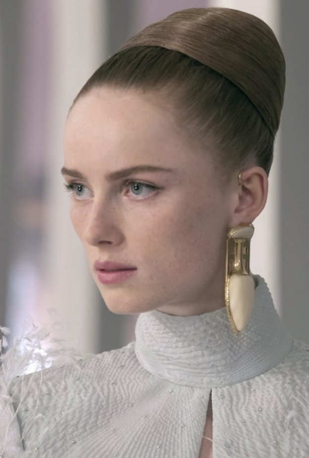 تسريحات شعر راقية لصاحبات الشعر الطويل استعداداً لاحتفالات رأس السنة