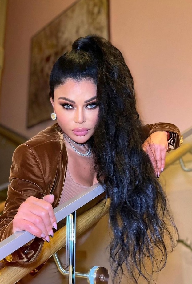 هيفاء وهبي تتألق بإطلالة شعر ذيل الحصان بأحدث ظهور لها